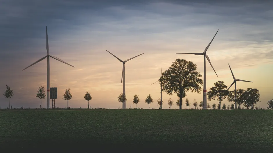 Windräder auf einer großen Fläche. 